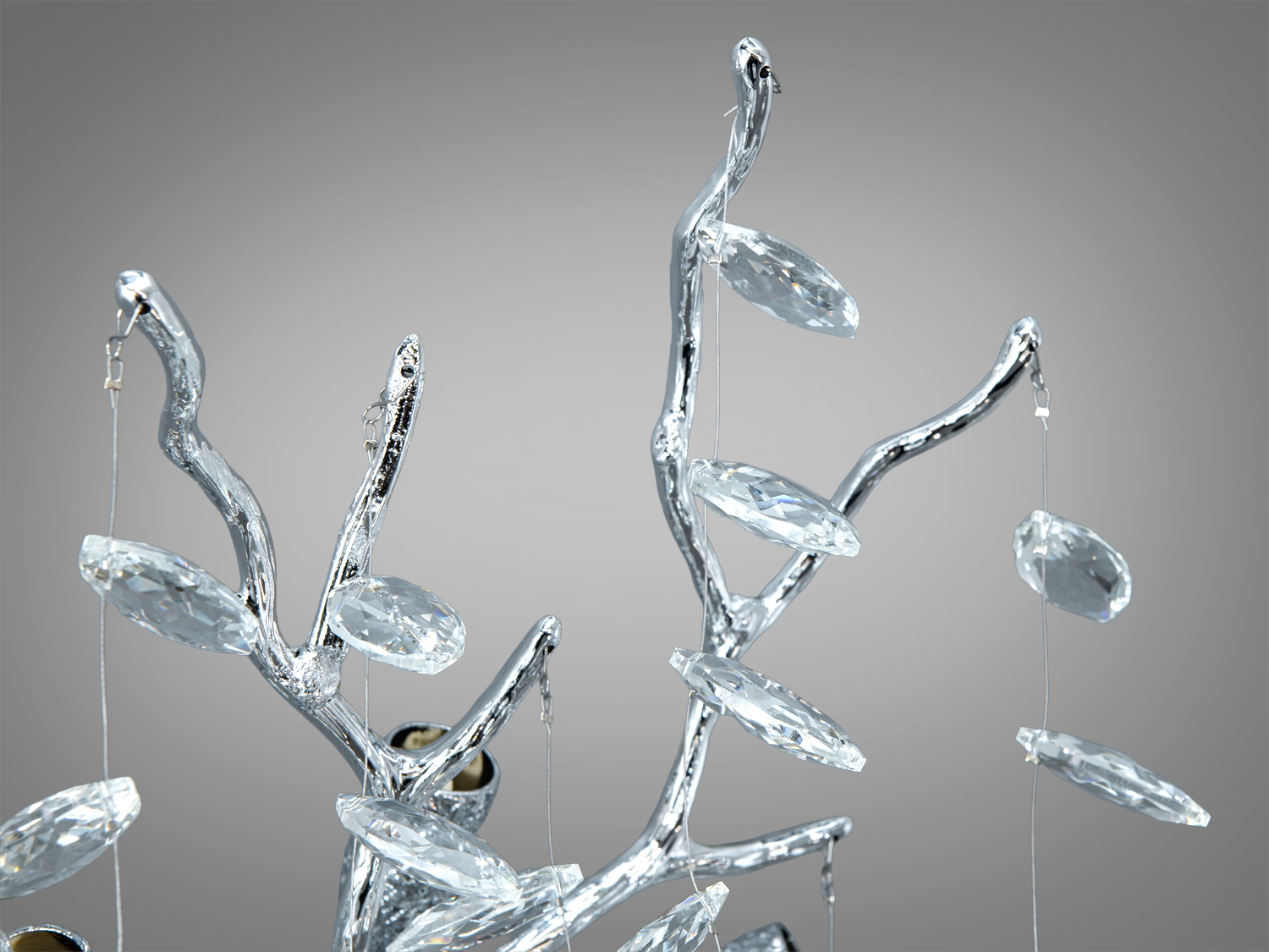 Близький план бра з деталями кришталевих підвісок на металевих гілках. Підвісний монтаж, підходить для високих стель.