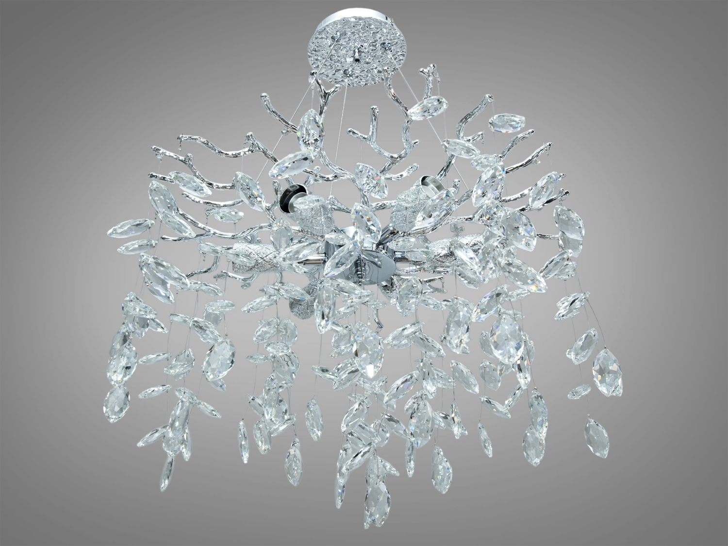 Люстра з кришталевими елементами, що імітують листя, підходить для монтажу на стелі, додаючи елегантності будь-якому приміщенню.