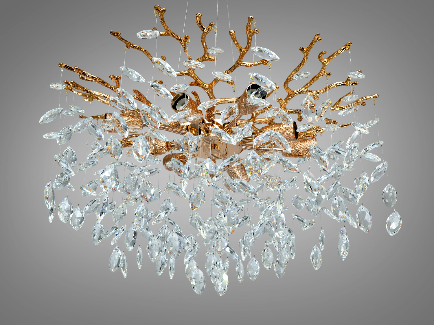 Підвісна люстра з кришталевими краплями, закріплена на золотистій основі з декоративними гілками, підходить для сучасного інтер′єру.
