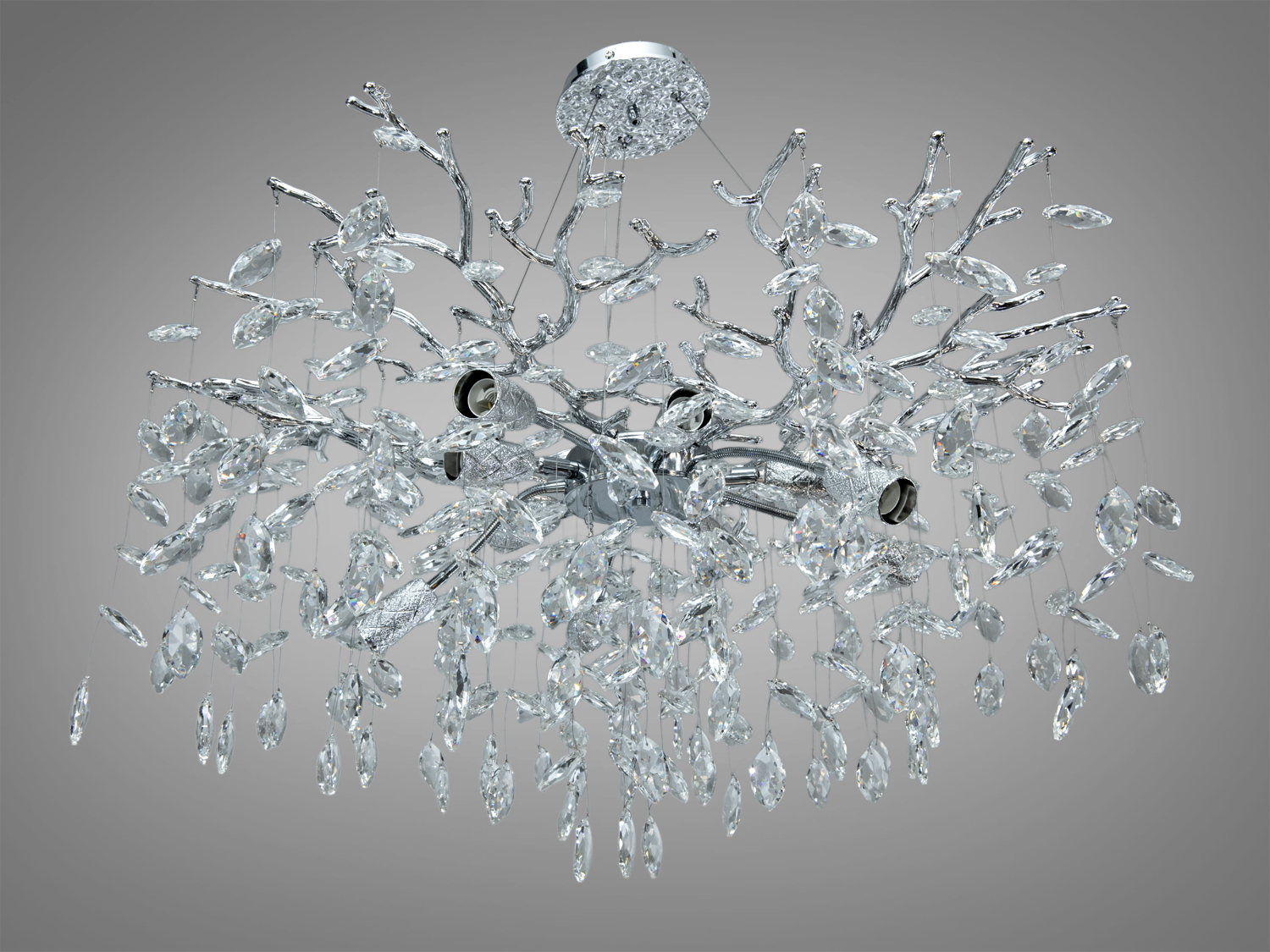 Люстра з кришталевими підвісками у формі гілок, закріплена на круглому кріпленні. Витончений дизайн для сучасного інтер′єру.