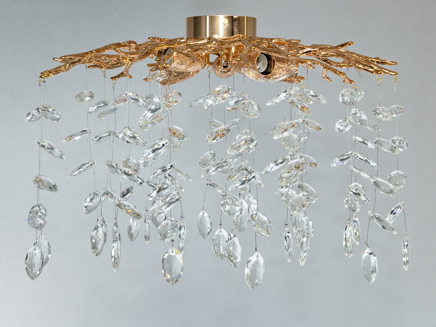 Стельова люстра з гілками, прикрашена кришталевими підвісками, підходить для сучасного інтер′єру. Встановлюється на стелю.