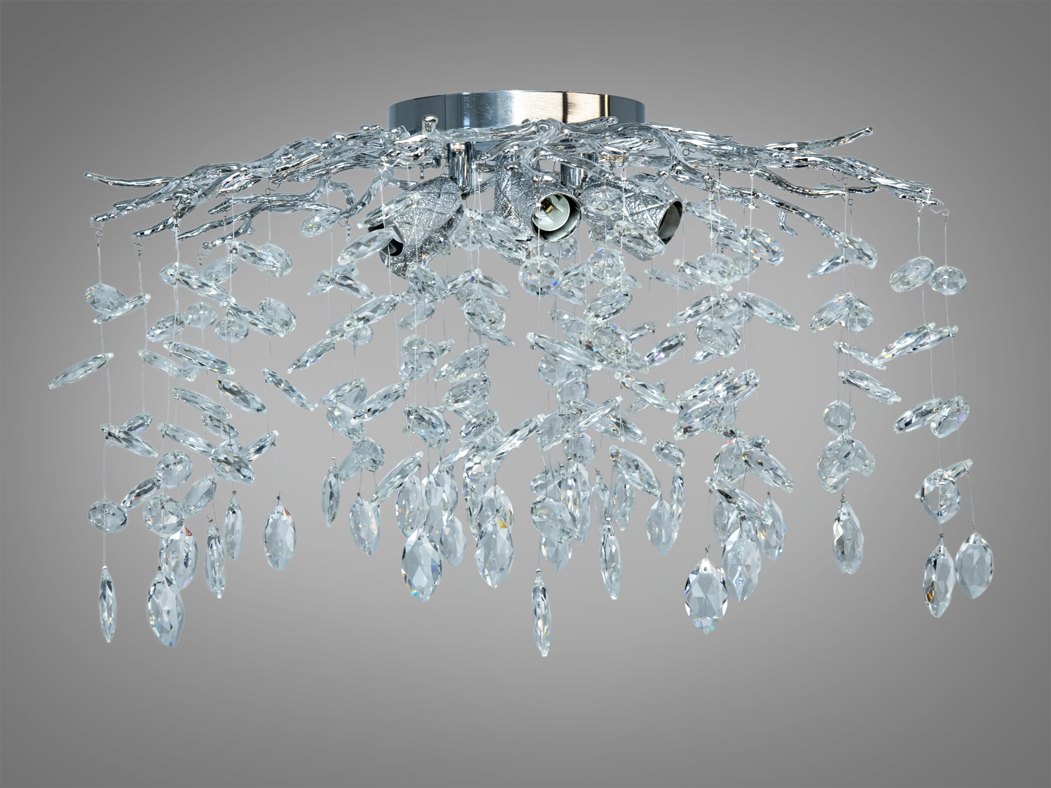 Кришталевий світильник з металевою основою, що підкреслює сучасний стиль, ідеально підходить для просторих приміщень.