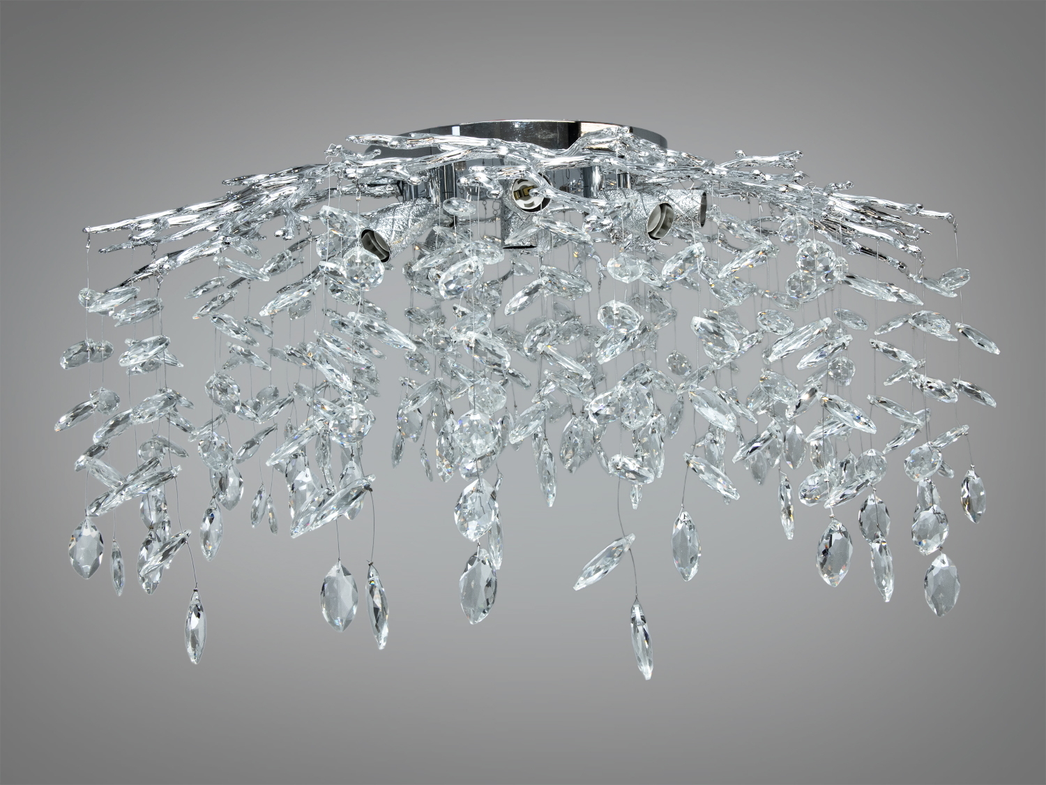 Кришталевий світильник з підвісами, що імітують краплі. Стельовий монтаж підходить для вітальні або спальні.