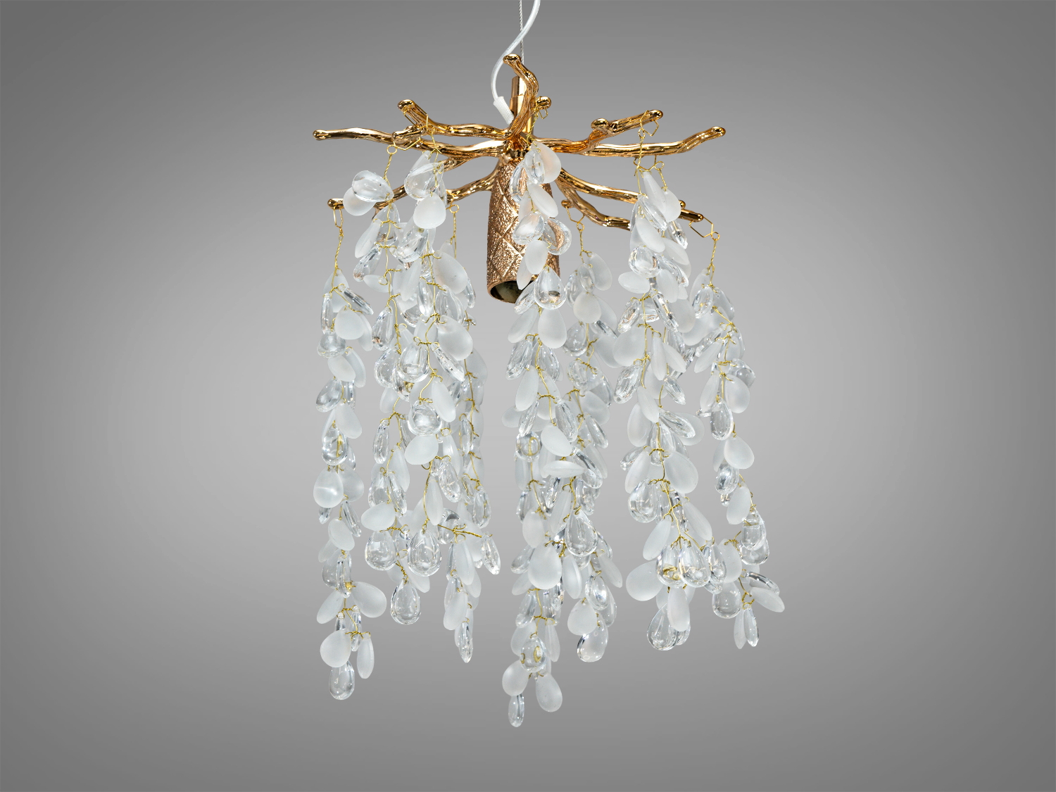 Люстра з золотистою основою та прозорими підвісками, що нагадують гілки Гліцинії, ідеальна для класичного інтер′єру.