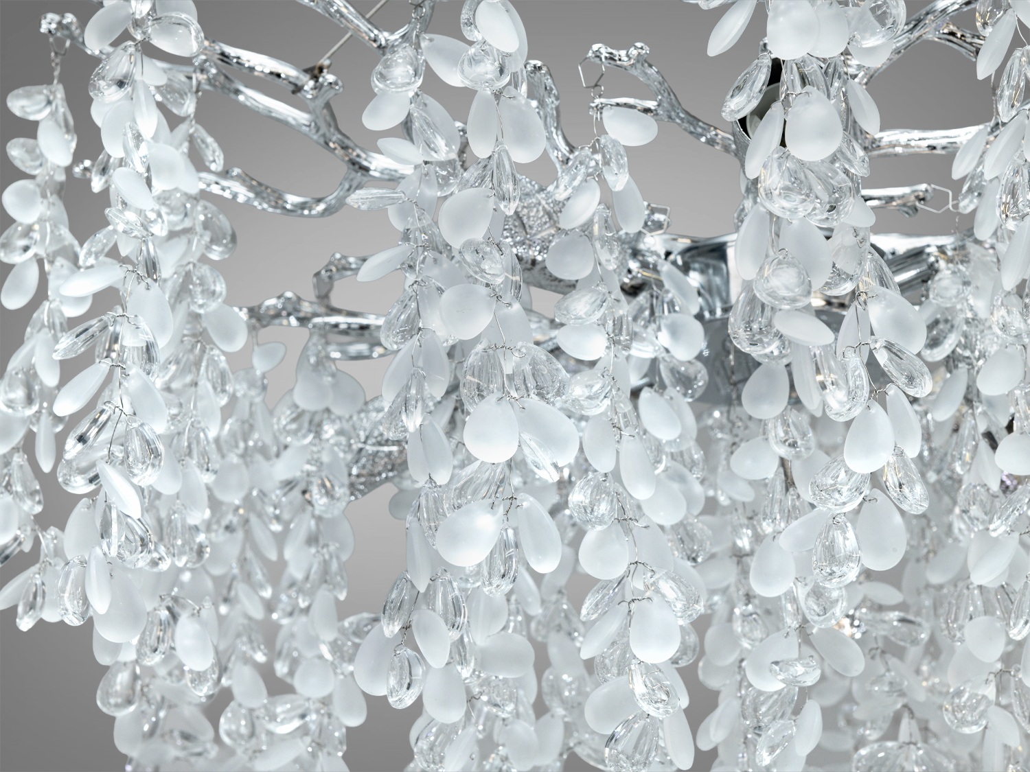 Декоративна люстра з кришталевими підвісками, що імітують листя Гліцинії, надає приміщенню елегантності. Підвісний монтаж.