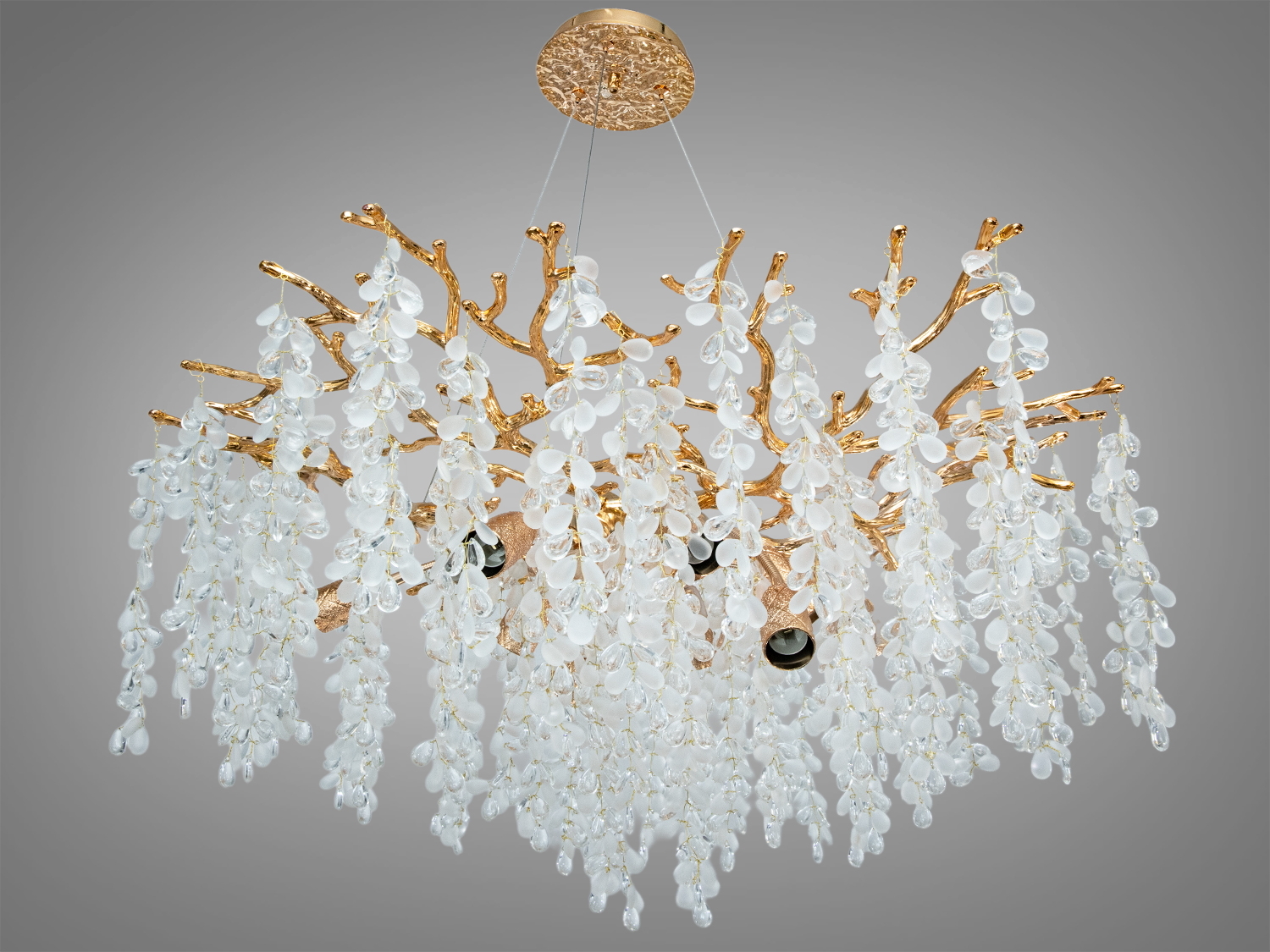 Люстра з золотистими гілками та кришталевими підвісками, що нагадують виноградні грона, підходить для просторих приміщень.