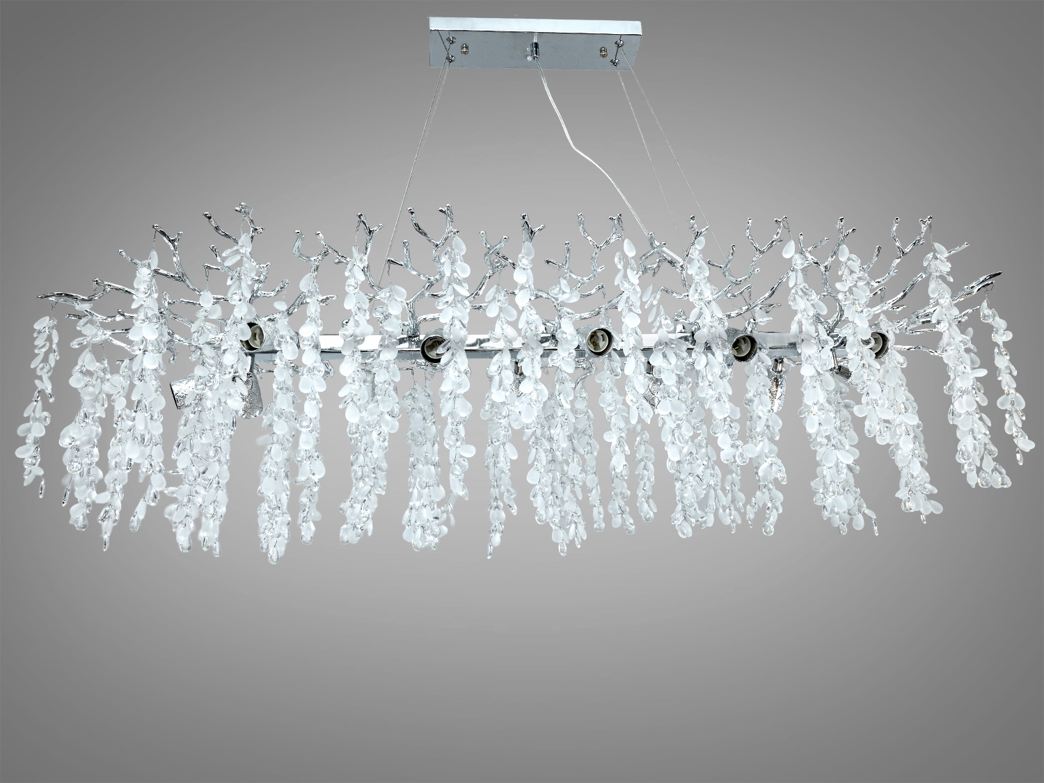 Підвісна люстра з кришталевими підвісками, що нагадують бурульки Гліцинії. Металева основа білого кольору, підходить для сучасного інтер′єру.