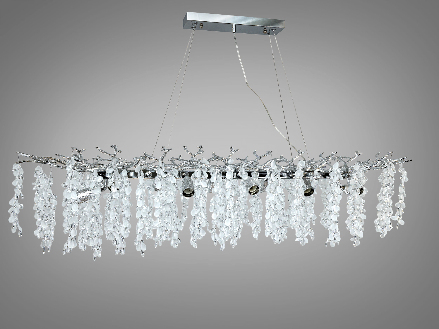 Люстра з підвісками з прозорого кришталю, що створює ефект льодових гілок Гліцинії. Підвісний монтаж на білому каркасі, ідеальна для вітальні.