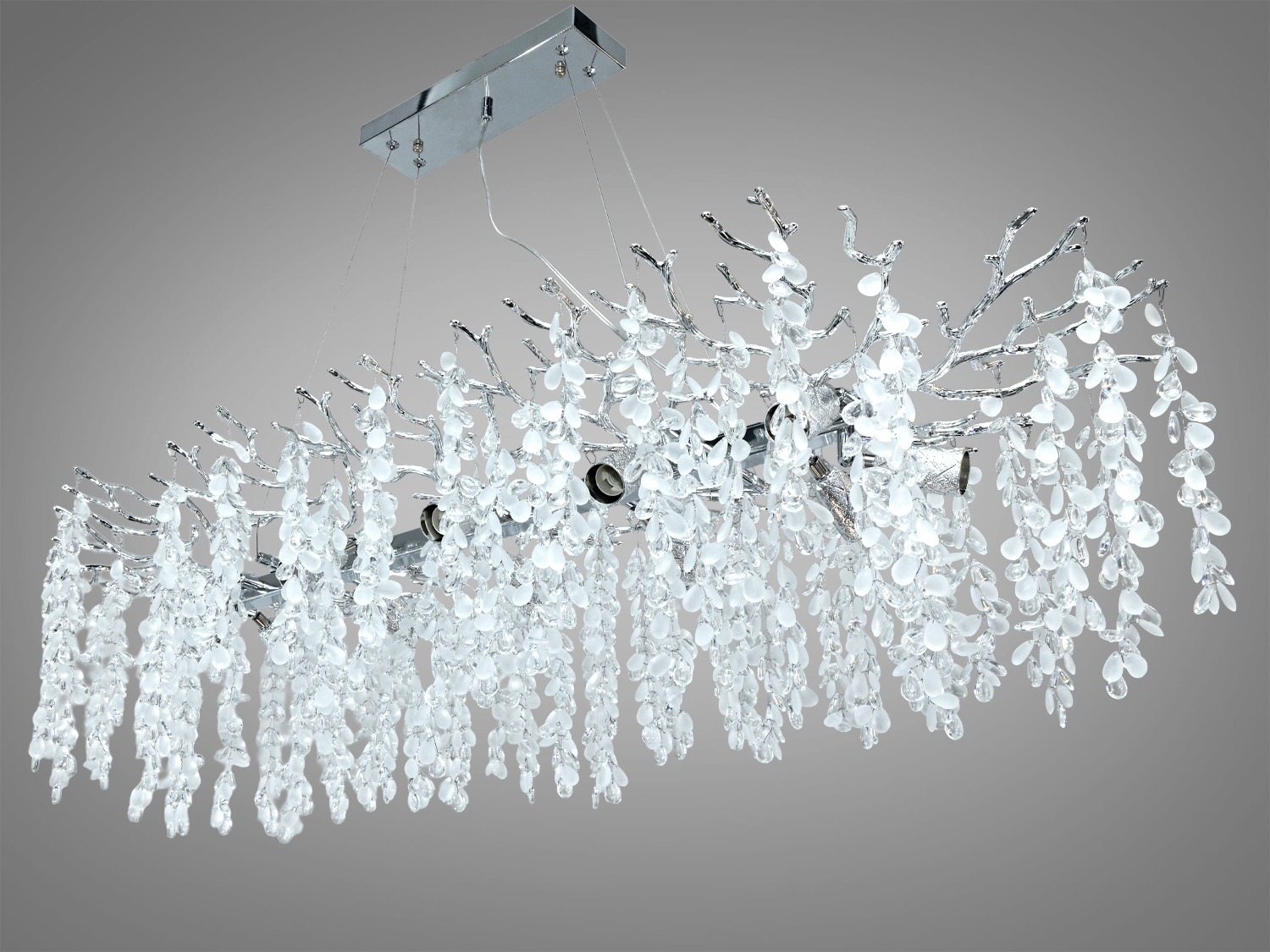 Дизайнерська люстра з білим металевим каркасом і кришталевими підвісками, що нагадують зимові бурульки. Підходить для стильного інтер′єру.