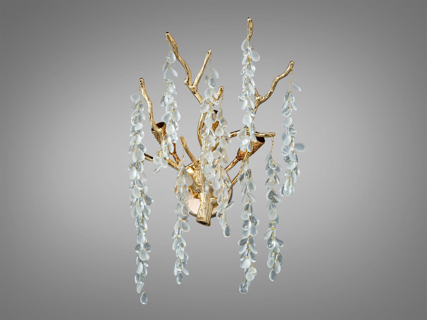 Кришталеве бра Гліцинія у золоті: 3xG9, гнучкі алюмінієві гілки, прозорі та матові підвіски-краплі, керування настінним вимикачем. Підкреслює класику і неокласику.