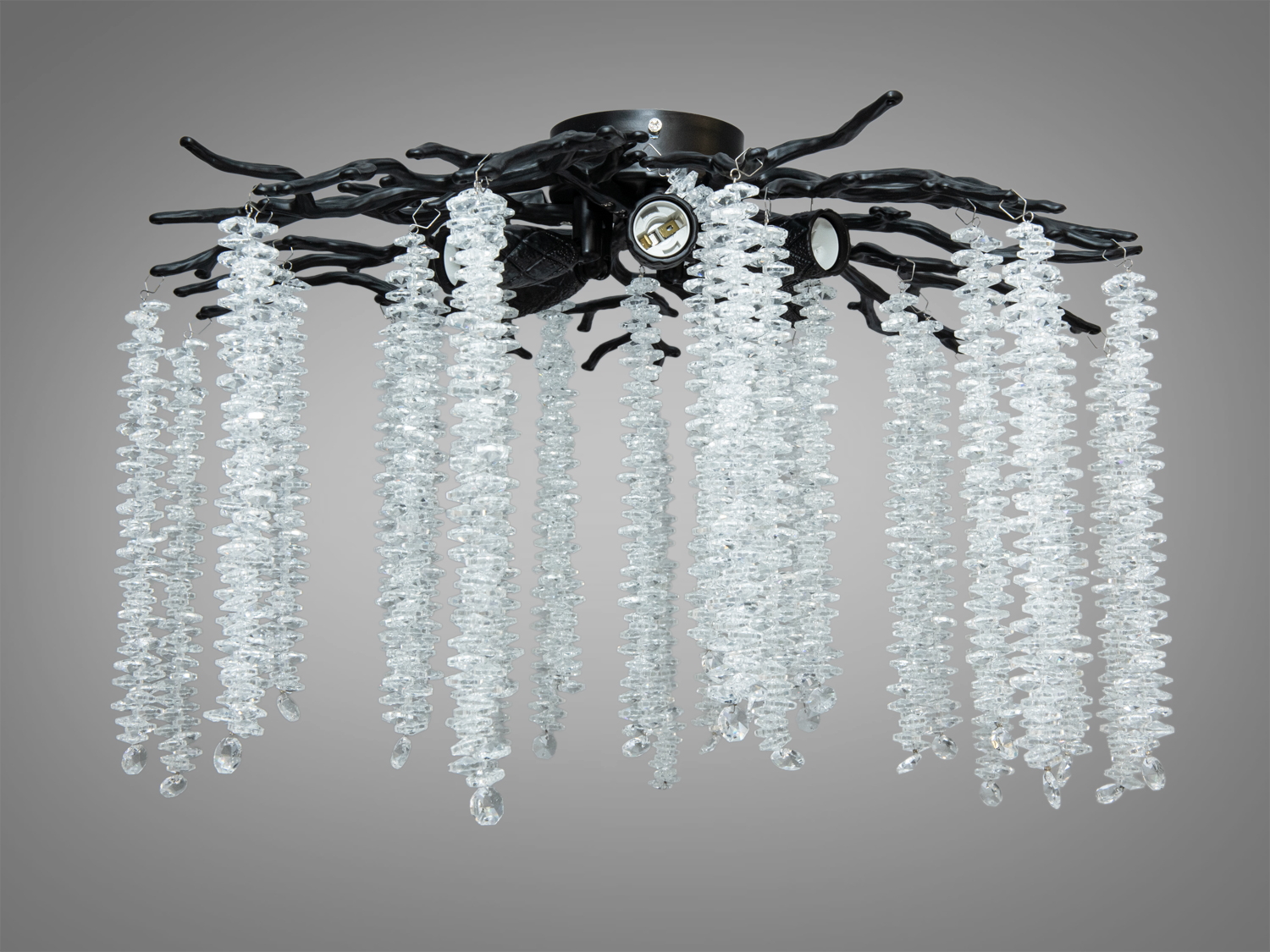 Люстра з кришталевими підвісками, що звисають з чорного каркаса, додає елегантності та стилю в будь-який простір.