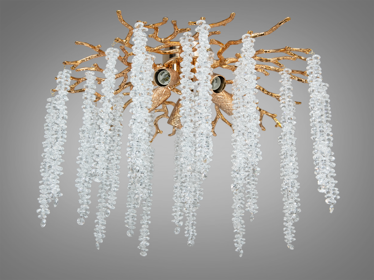 Люстра з кришталевими підвісками, що нагадують бурульки Гліцинії, на золотистій основі. Підходить для класичних інтер′єрів.