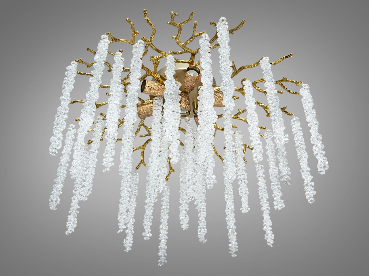 Люстра з кришталевими підвісками, що спадають з гіллястої основи бронзового кольору. Ідеальна для вітальні.