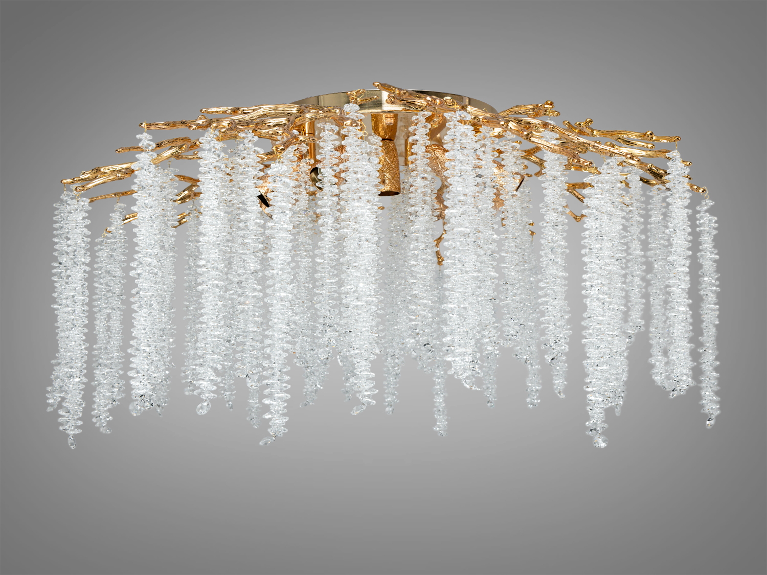 Кришталевий світильник із золотистими елементами, що нагадують гілки Гліцинії. Підходить для стельового монтажу у вітальні.