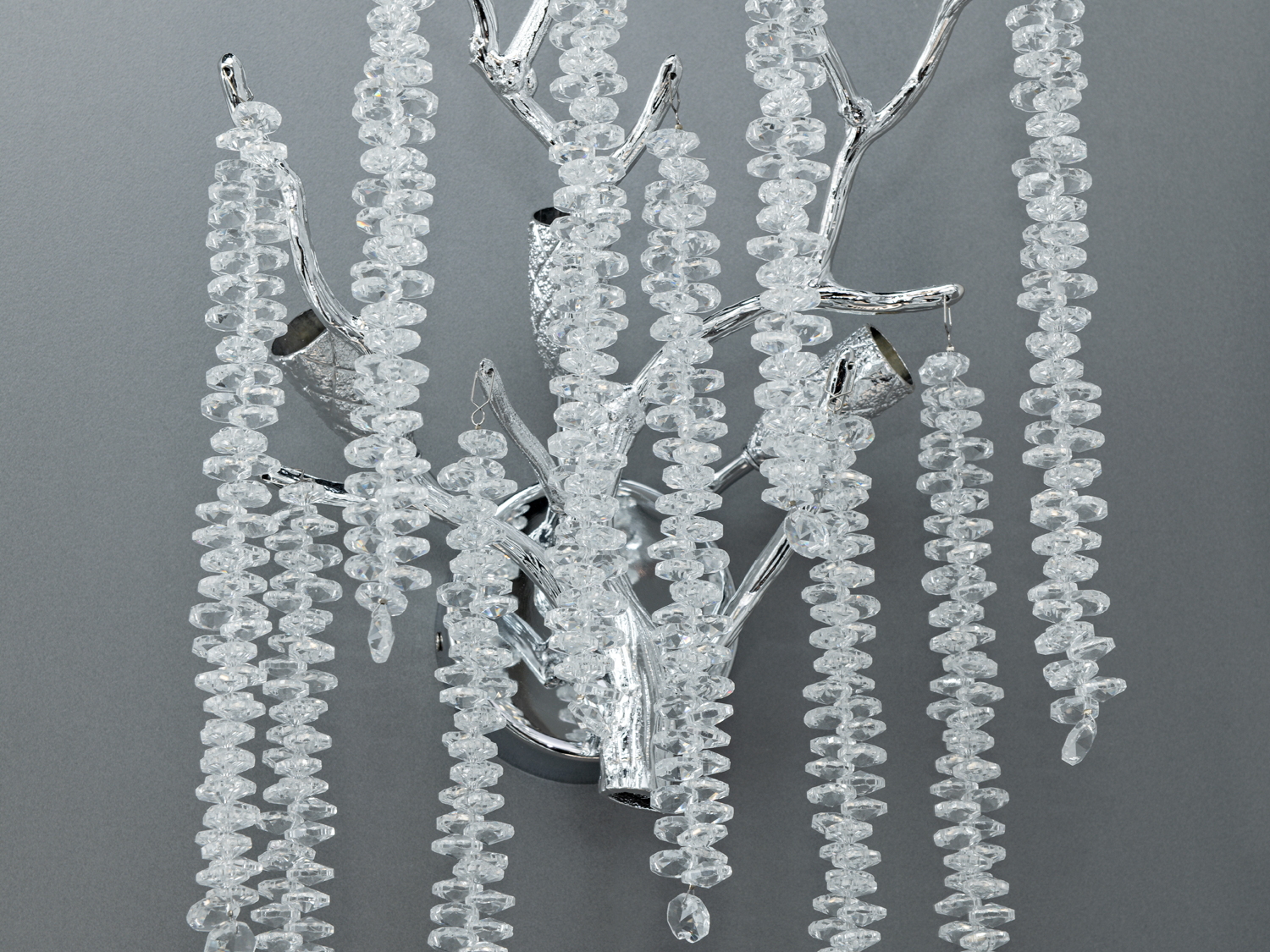 Кришталевий світильник з деталями, що нагадують гілки Гліцинії, надає елегантності та вишуканості будь-якому простору.