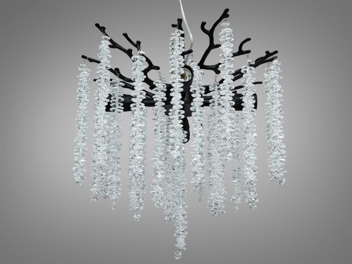 Підвісна люстра з кришталевими підвісками, на чорній основі з дизайном, що нагадує гілки, і центральним світлом, для вітальні.