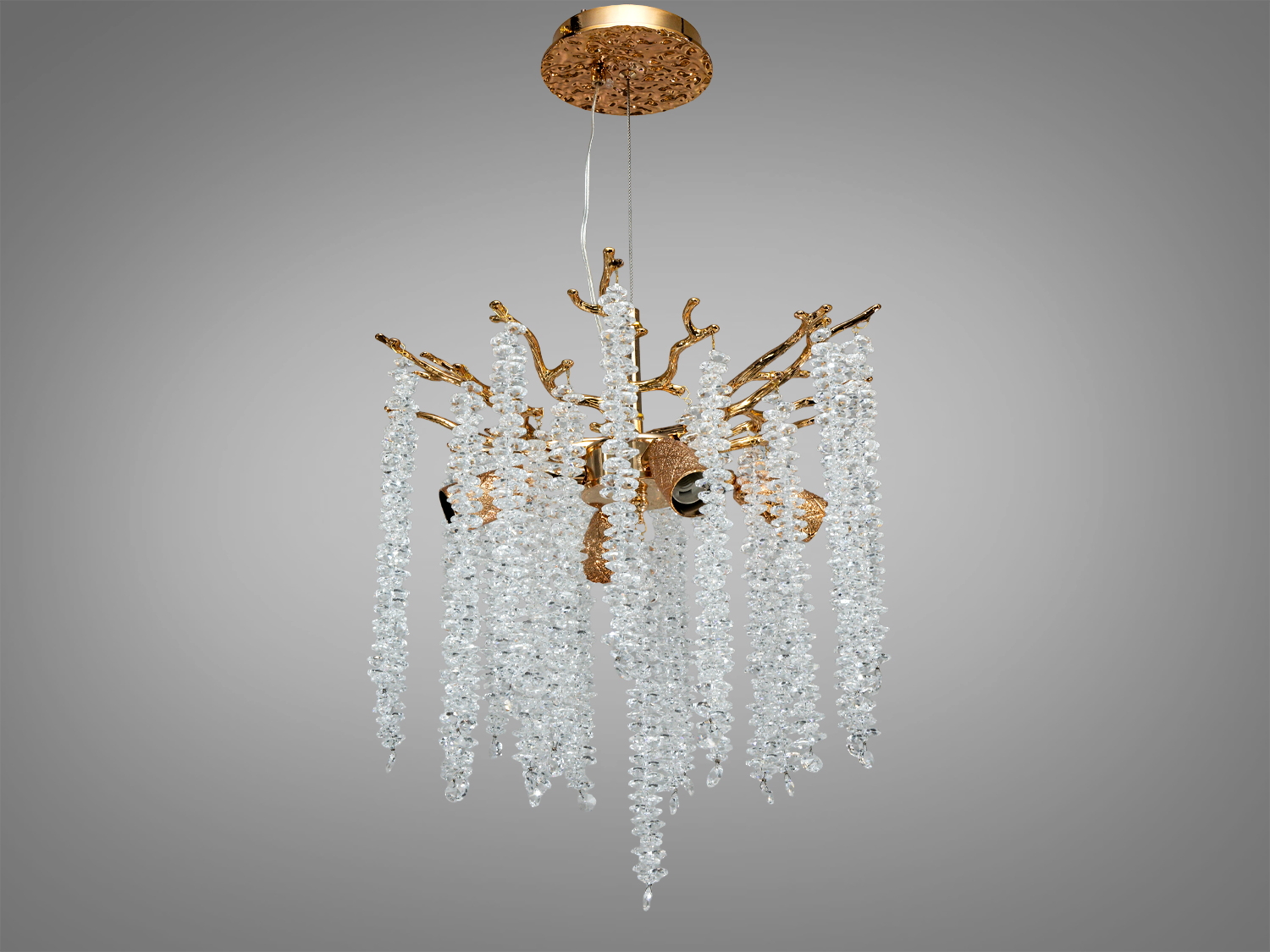 Підвісна люстра з кришталевими підвісками і золотими гілками Гліцинії, що створюють ефект водоспаду. Ідеальна для вітальні з високою стелею.