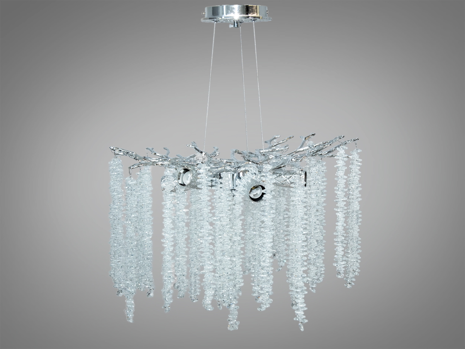 Підвісна люстра з кришталевими підвісками, що нагадують бурульки Гліцинії. Металевий каркас із гіллястим дизайном додає сучасного стилю.