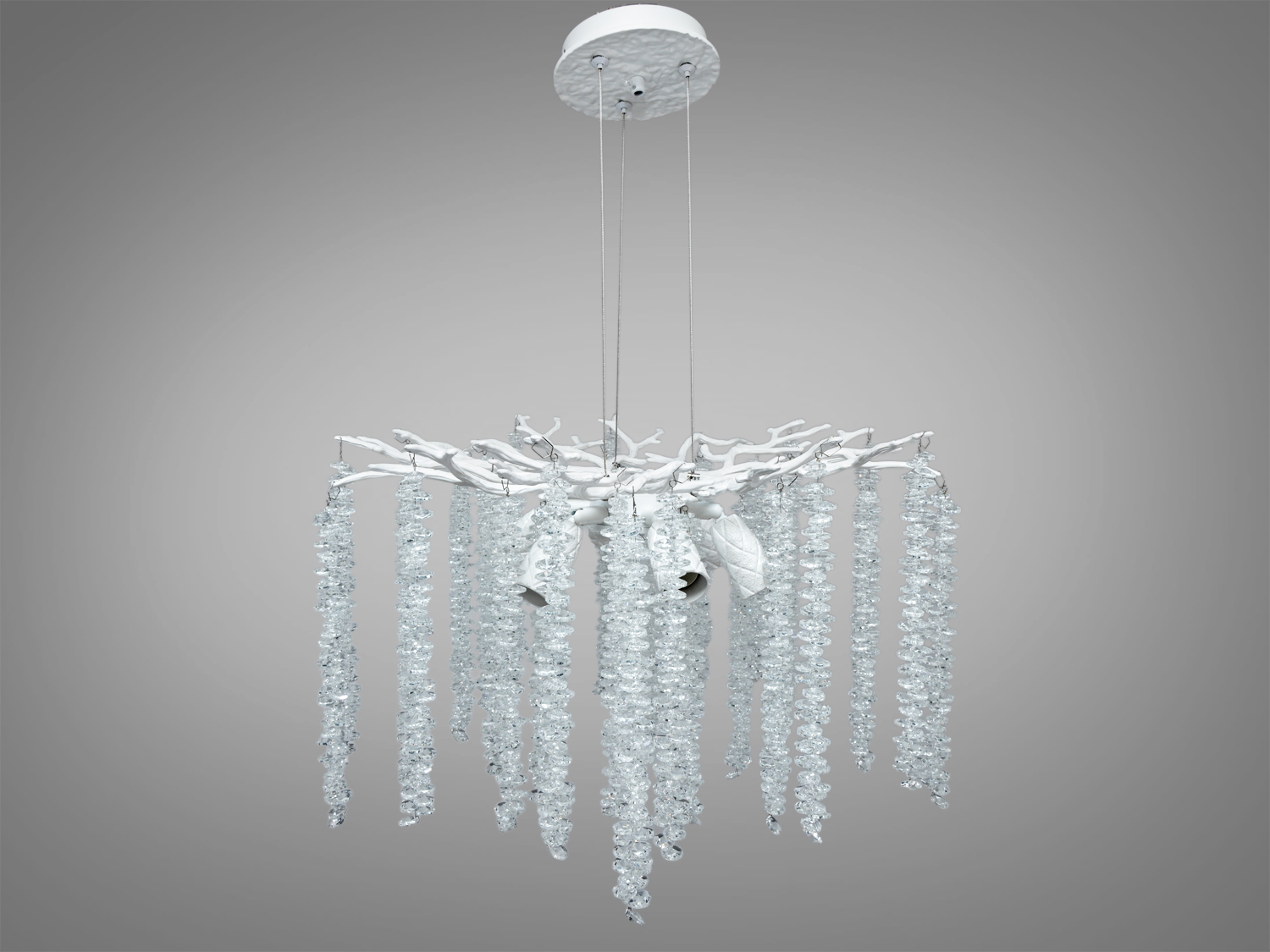 Люстра з білими гілками та довгими кришталевими підвісками. Підвісна конструкція підходить для просторих приміщень з високими стелями.