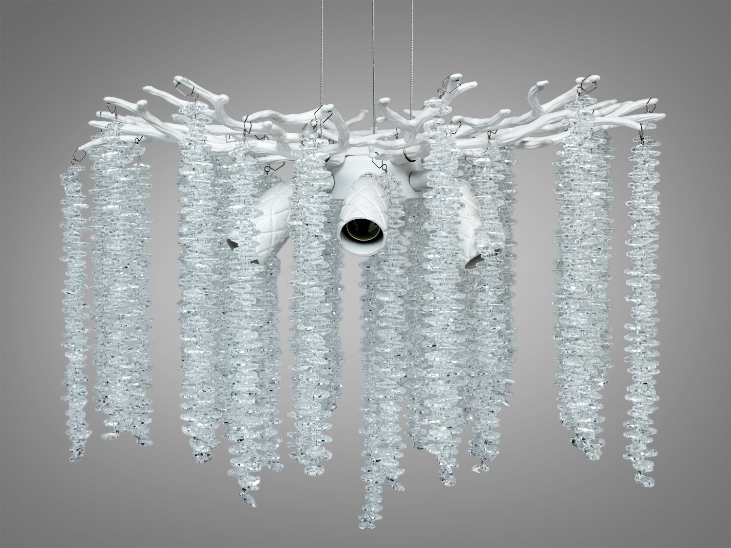 Люстра з білими гілками та кришталевими підвісками, що імітують бурульки Гліцинії. Ідеальна для сучасних інтер′єрів з акцентом на природні мотиви.