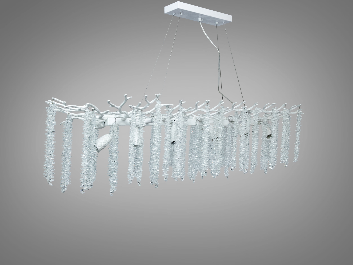 Люстра з підвісками з прозорого кришталю, що створює ефект льодових гілок Гліцинії. Підвісний монтаж на білому каркасі, ідеальна для вітальні.