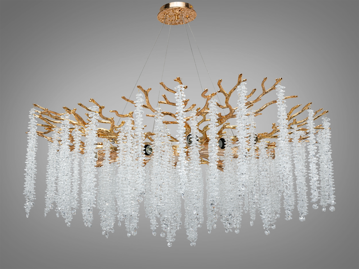 Підвісна кришталева люстра Гліцинія Ø96 у кольорі золото з 14 патронами E14. Освітлює до 35 м² за умови правильного підбору ламп. Алюмінієвий каркас, монтажна планка, регульована висота підвісу, керування настінним вимикачем.