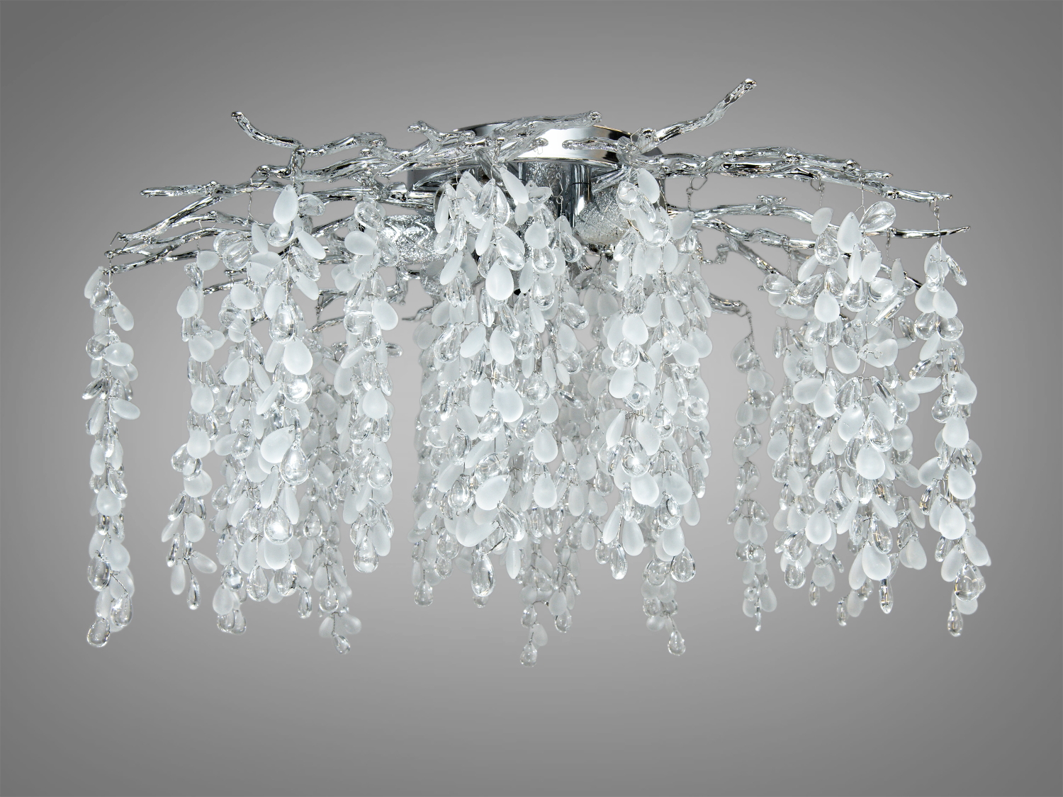 Стельова кришталева люстра «Гліцинія» у хромі з 7 патронами E14 освітлює до 14 м². Алюмінієвий каркас, монтажна планка, керування настінним вимикачем. Гілляста форма з підвісками створює м’яке мерехтіння для вітальні чи спальні.