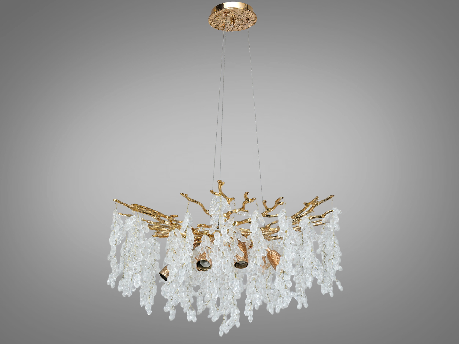Люстра з золотистими гілками та кришталевими підвісками, що нагадують краплі дощу, підходить для сучасного інтер′єру.
