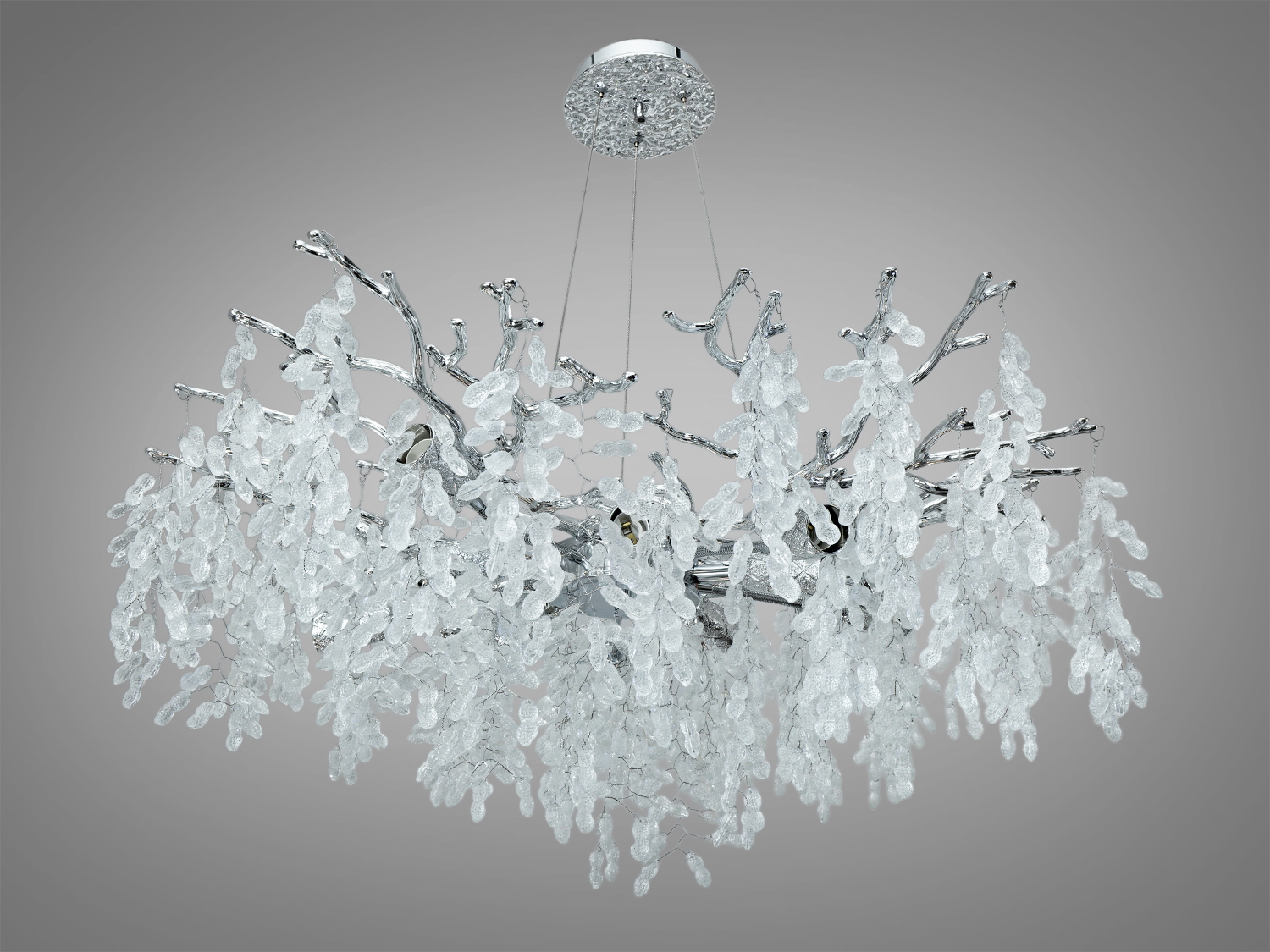 Люстра з металевими гілками та прозорими кришталевими підвісками, створює ефект зимового лісу, підходить для вітальні.