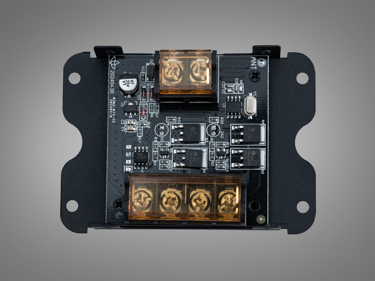 Внутрішня частина контролера CCT Segmented Dim з видимими електронними компонентами та клемами, чорний монтажний корпус.