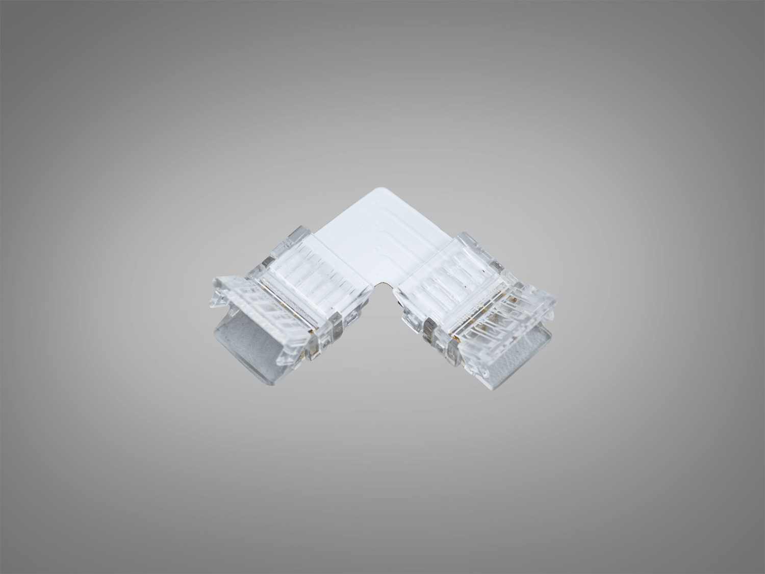 Прозорий L-подібний конектор для з′єднання світлодіодних стрічок. Використовується для монтажу в кутах, забезпечуючи надійне з′єднання.