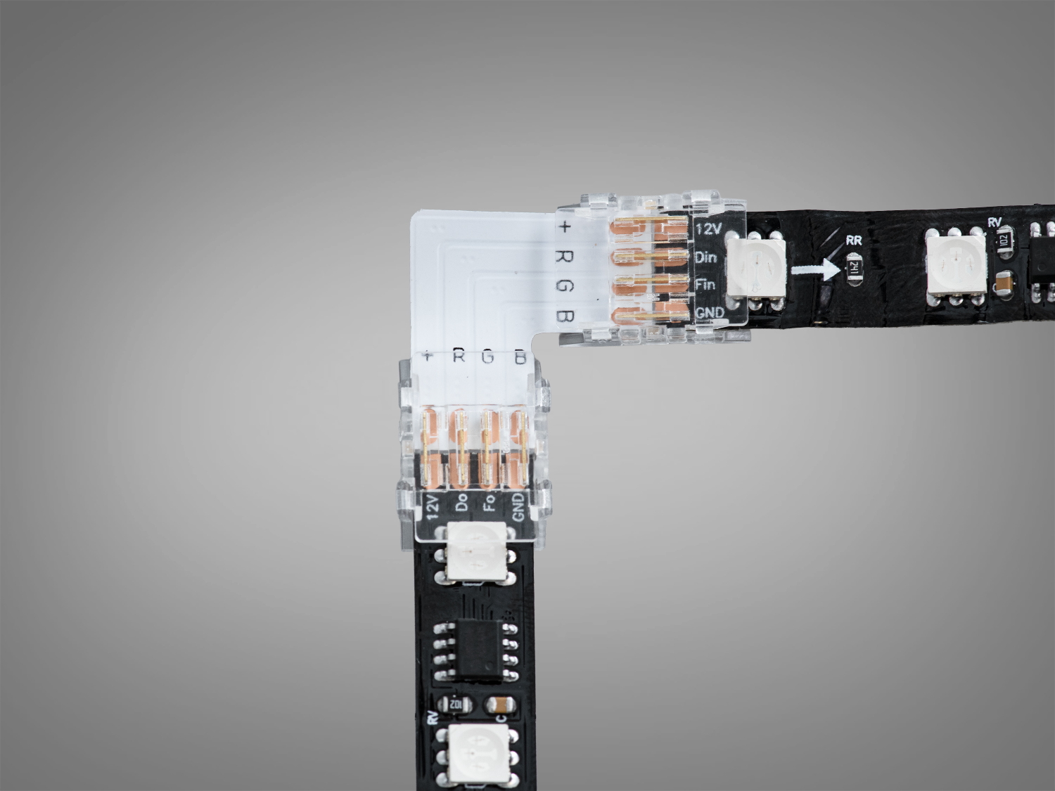 L-подібний конектор підключений до RGB світлодіодної стрічки. Забезпечує зручне з′єднання для складних монтажних рішень.