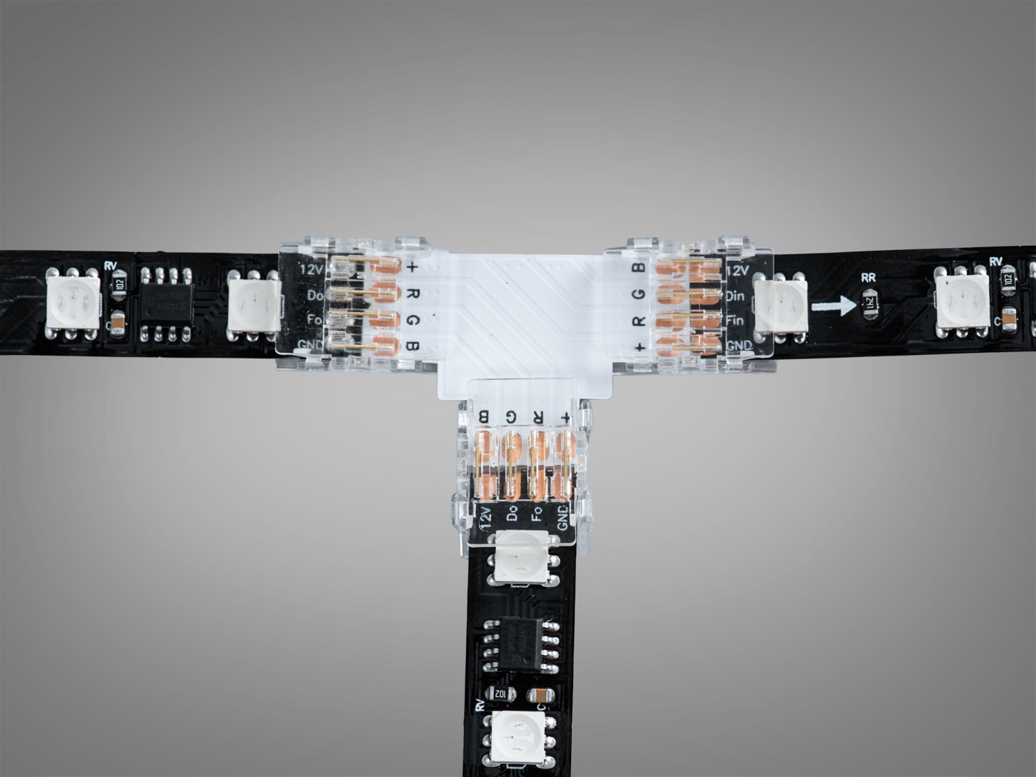 Т-подібний конектор з підключеними світлодіодними стрічками. Використовується для створення кутових з′єднань у складних освітлювальних системах.