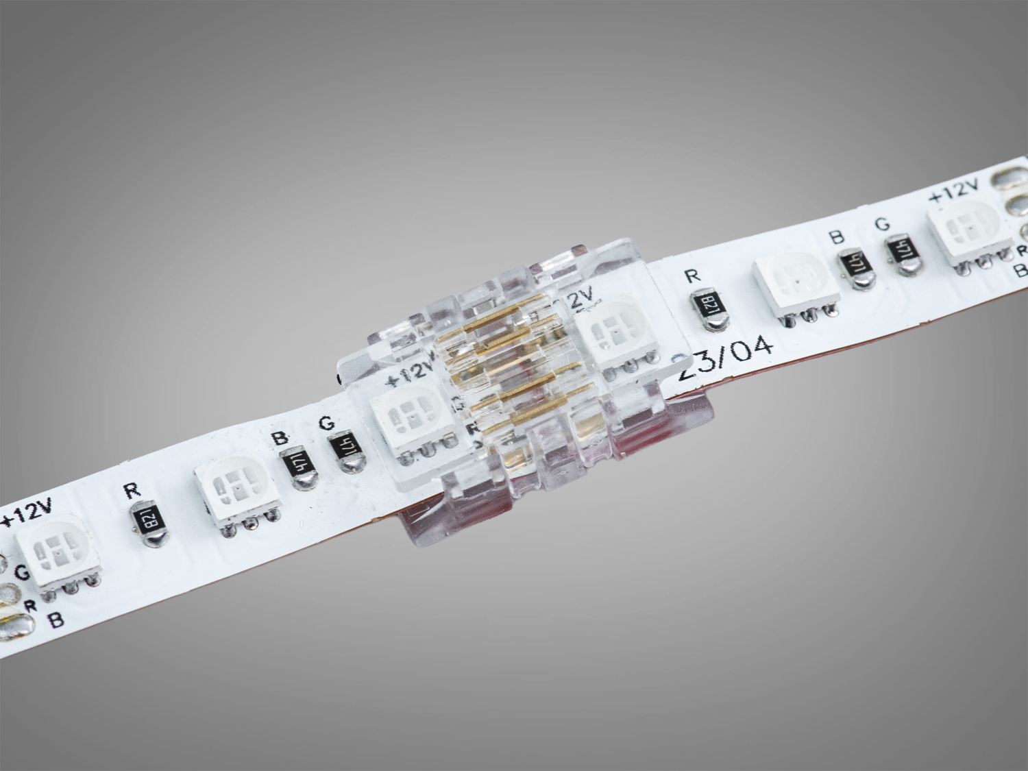 Конектор підключений до світлодіодної стрічки, забезпечуючи надійний контакт. Підходить для RGB-стрічок з напругою 12V.