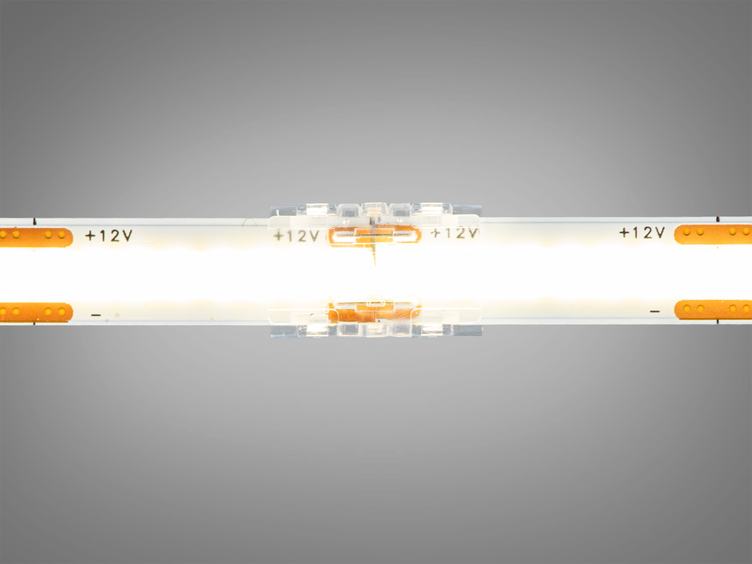 Світлодіодна стрічка з підключеним конектором, випромінює яскраве біле світло. Підходить для декоративного освітлення.