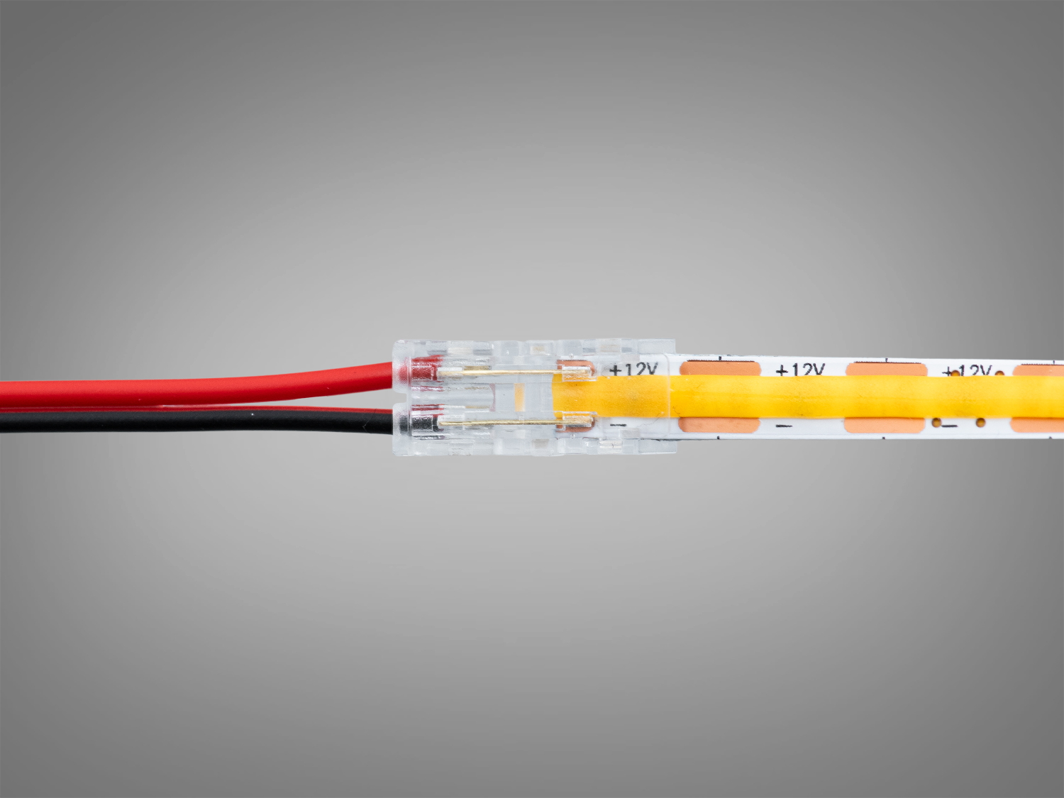 Роз′єм з червоним і чорним проводами підключений до світлодіодної стрічки. Призначений для легкого монтажу в домашніх умовах.