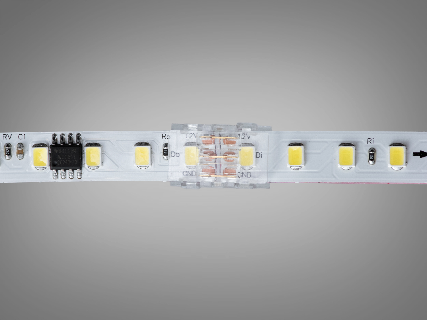 Світлодіодна стрічка з підключеним конектором, що забезпечує надійне з′єднання без пайки, підходить для освітлення в інтер′єрі.