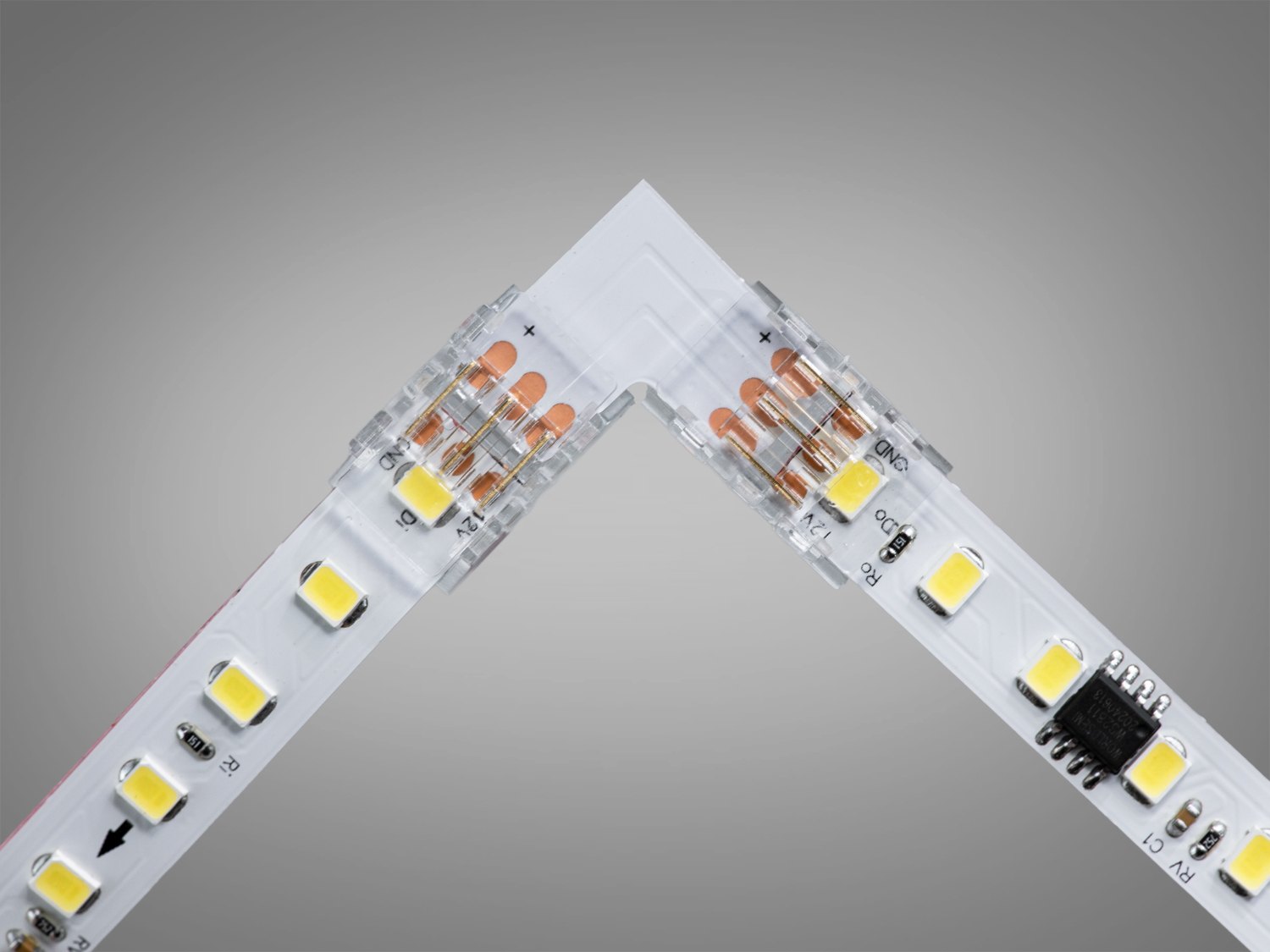 Світлодіодна стрічка з кутовим конектором, що підключає два сегменти. Призначена для освітлення в інтер′єрі.