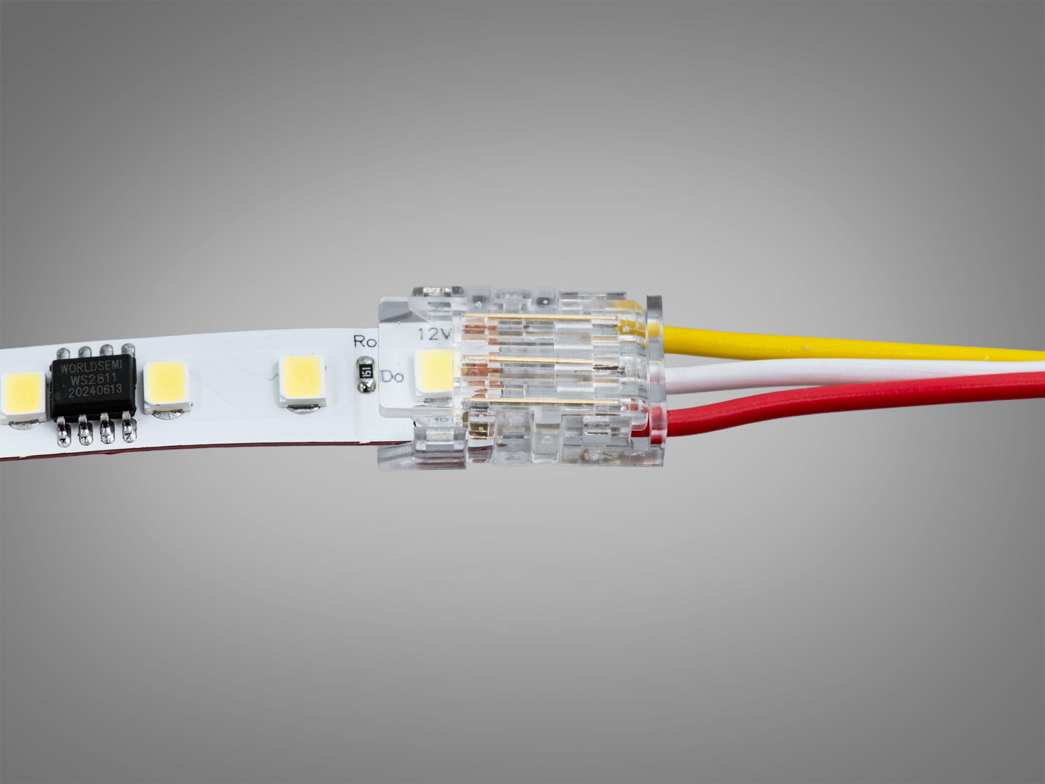 Конектор підключений до світлодіодної стрічки з чіпами. Використовується для надійного електричного з′єднання.