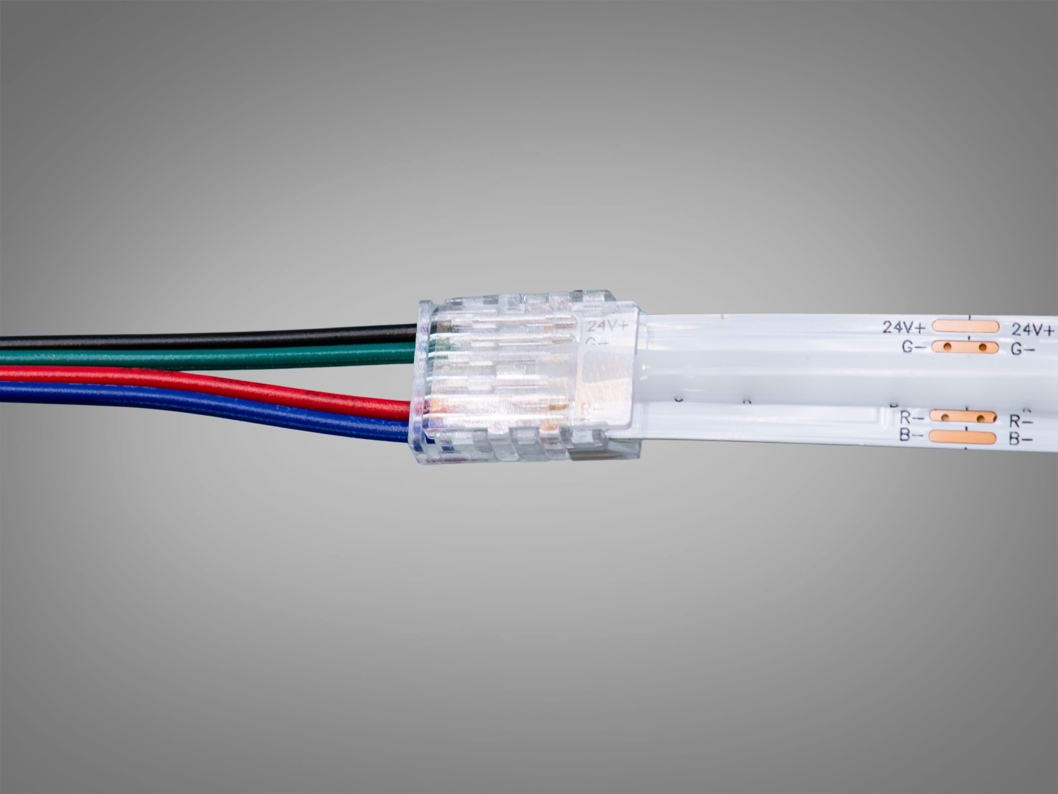 Прозорий роз′єм підключений до світлодіодної стрічки. Чотири кольорові жили забезпечують передачу сигналу.