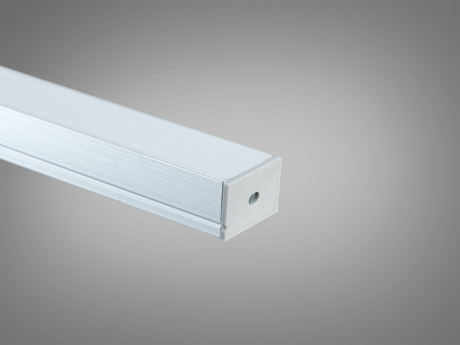 Алюмінієвий профільний світильник з матовим покриттям, призначений для підвісного монтажу в інтер′єрах.