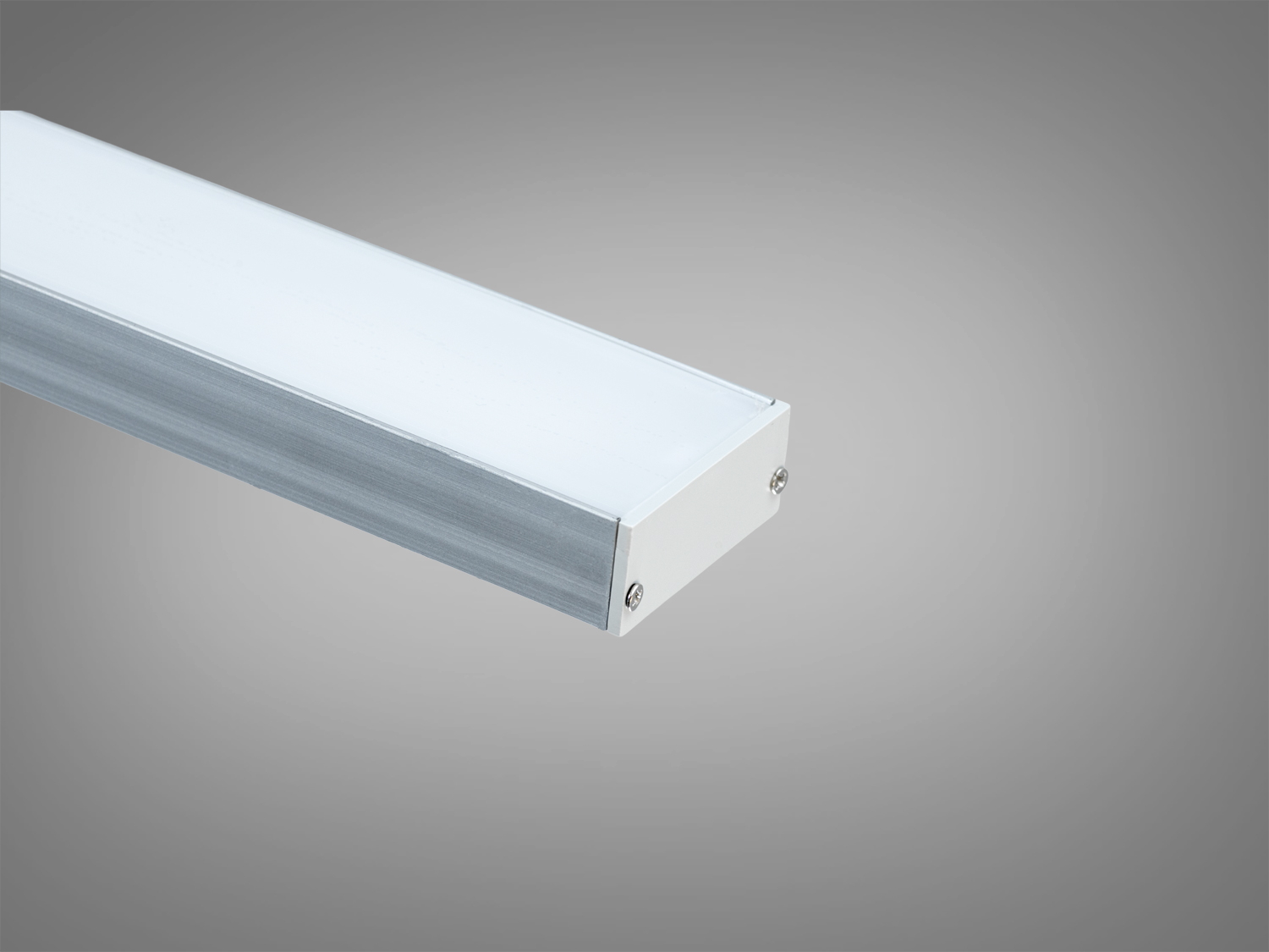 Лінійний світильник з алюмінієвим корпусом для стельового монтажу. Ідеальний для освітлення робочих зон, має сучасний дизайн.