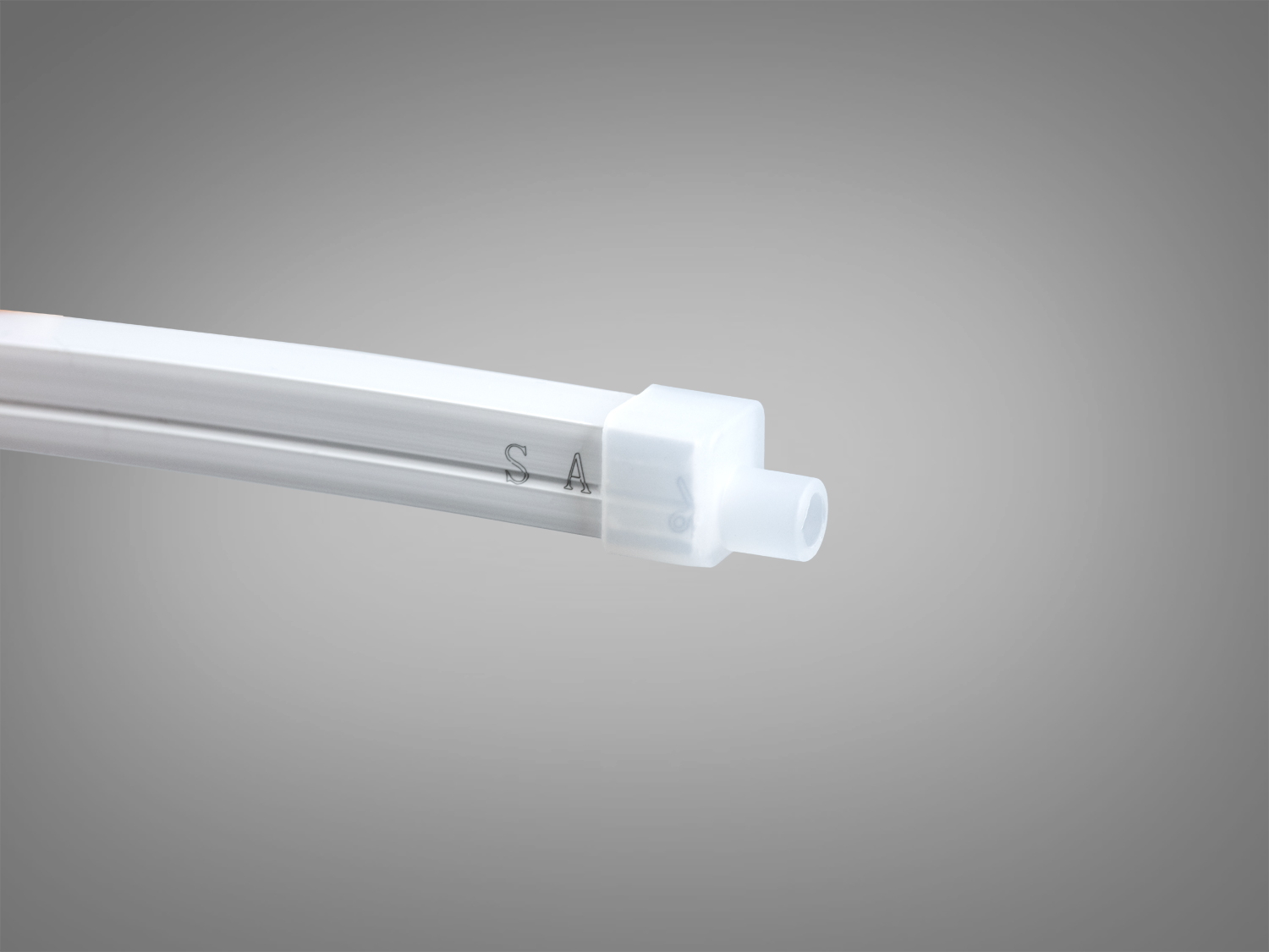 Світлодіодна стрічка з білим пластиковим роз′ємом, що забезпечує надійне з′єднання. Підходить для освітлення робочих зон.