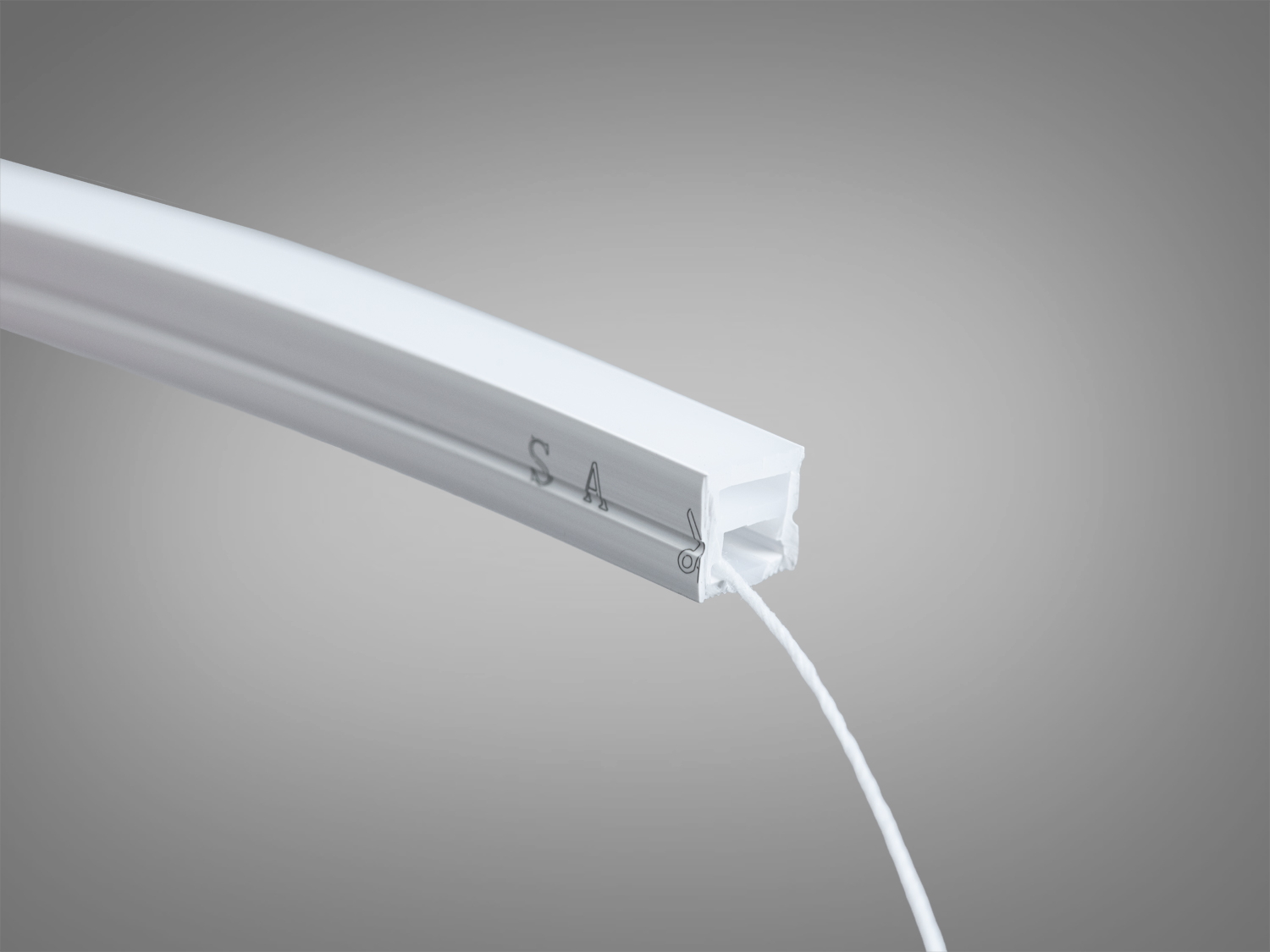 Світлодіодна стрічка з відкритим кінцем для зручного підключення. Підходить для різноманітних освітлювальних проектів.