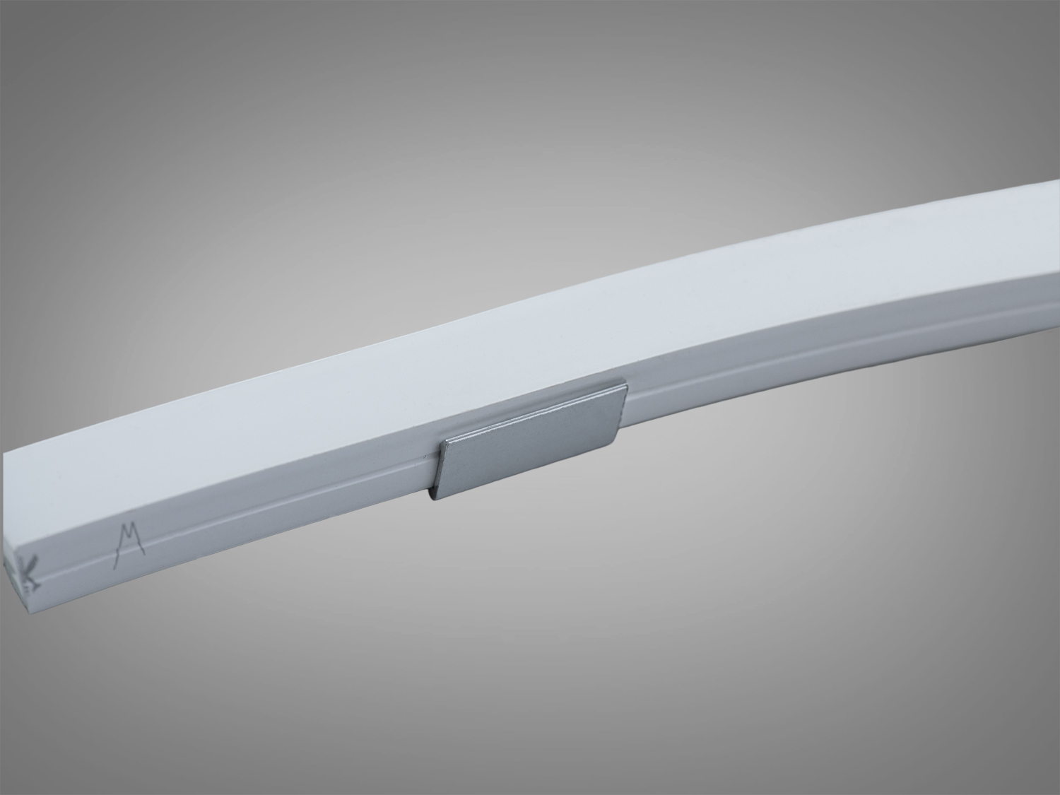 Металева скоба на вигнутій поверхні, використовується для з′єднання елементів конструкції.