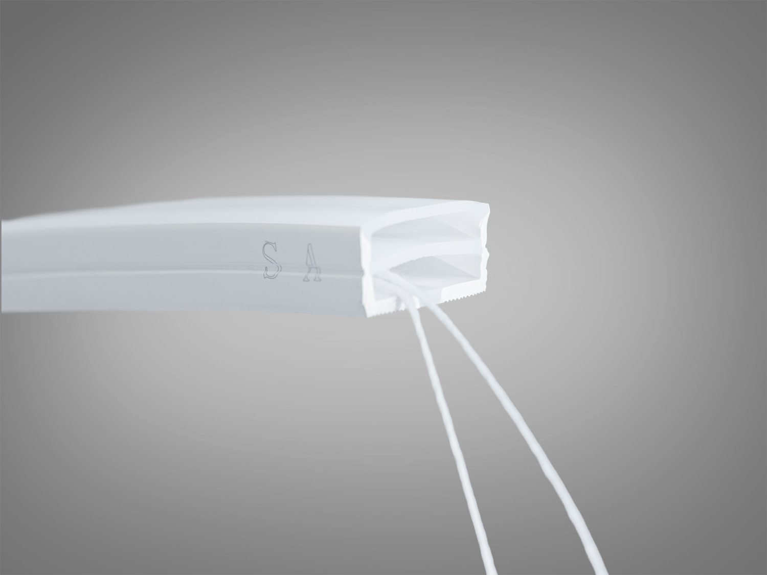 Кінець світлодіодної стрічки з проводами для підключення. Гнучкий матеріал дозволяє легко встановити в будь-якому місці.