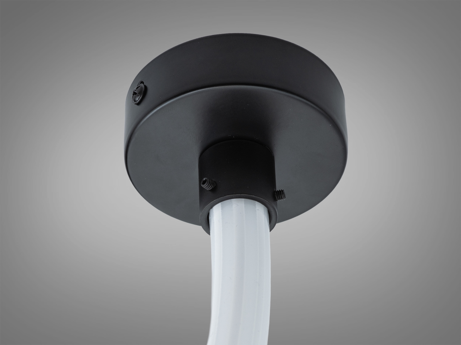 Чорний стельовий світильник з металу з кріпленням для труби. Призначений для інтер′єрного освітлення.