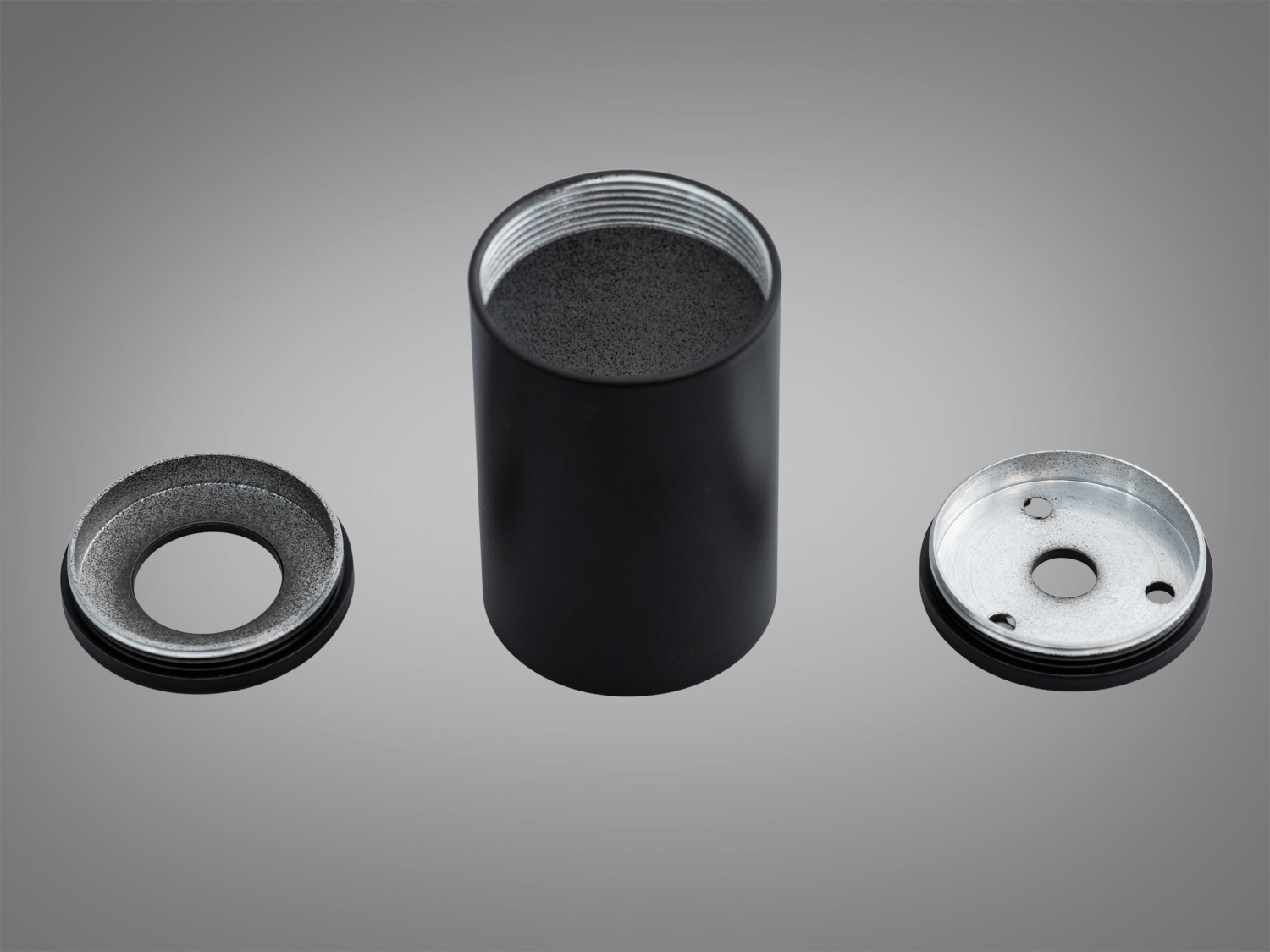 Циліндричний корпус світильника з трьох частин, чорний метал, підходить для монтажу на стелю.