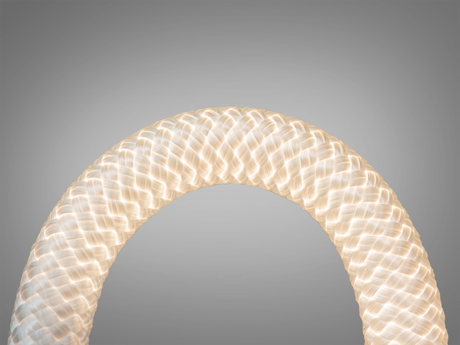 Ближній план світлодіодної стрічки з акцентом на текстурі. Ідеально для акцентного освітлення.