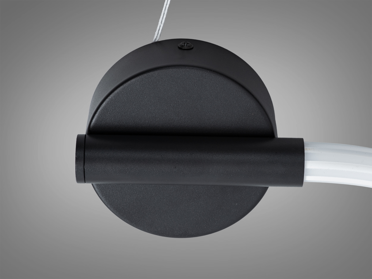 Настінний світильник чорного кольору з круглою основою, оснащений дротами для підключення, ідеальний для мінімалістичного дизайну.